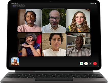 Magic&nbsp;Keyboard&rsquo;a takılı iPad Air, Siyah renk, ekranda Grup FaceTime g&ouml;r&uuml;şmesi
