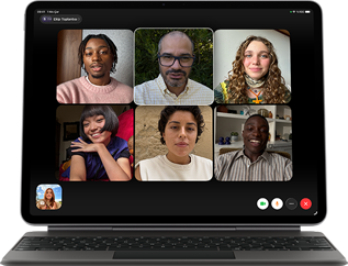 Magic&nbsp;Keyboard&rsquo;a takılı iPad Air, Siyah renk, ekranda Grup FaceTime g&ouml;r&uuml;şmesi
