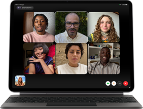 Magic&nbsp;Keyboard&rsquo;a takılı iPad Air, Siyah renk, ekranda Grup FaceTime g&ouml;r&uuml;şmesi