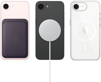 Gece yarısı moru renginde Mikro Dokuma C&uuml;zdan&rsquo;ın takılı olduğu a&ccedil;ık pembe renkte iPhone 17e, siyah renkte Silikon Kılıf&rsquo;ın ve MagSafe Şarj Aygıtı&rsquo;nın takılı olduğu siyah renkte iPhone 17e, MagSafe &ouml;zellikli Şeffaf Kılıf&rsquo;ın takılı olduğu beyaz renkte iPhone 17e