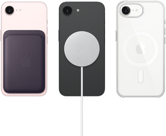 Gece yarısı moru renginde Mikro Dokuma C&uuml;zdan&rsquo;ın takılı olduğu a&ccedil;ık pembe renkte iPhone 17e, siyah renkte Silikon Kılıf&rsquo;ın ve MagSafe Şarj Aygıtı&rsquo;nın takılı olduğu siyah renkte iPhone 17e, MagSafe &ouml;zellikli Şeffaf Kılıf&rsquo;ın takılı olduğu beyaz renkte iPhone 17e
