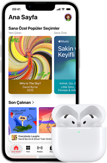 iPhone 17e, &ouml;nden dış g&ouml;r&uuml;n&uuml;m, Ana Ekran&rsquo;ın a&ccedil;ık olduğu Apple Music uygulaması, a&ccedil;ık MagSafe Şarj Kutusu&rsquo;ndaki AirPods Pro 3&rsquo;&uuml;n yanında duruyor