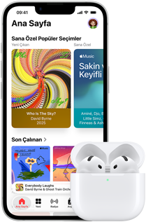 iPhone 17e, &ouml;nden dış g&ouml;r&uuml;n&uuml;m, Ana Ekran&rsquo;ın a&ccedil;ık olduğu Apple Music uygulaması, a&ccedil;ık MagSafe Şarj Kutusu&rsquo;ndaki AirPods Pro 3&rsquo;&uuml;n yanında duruyor