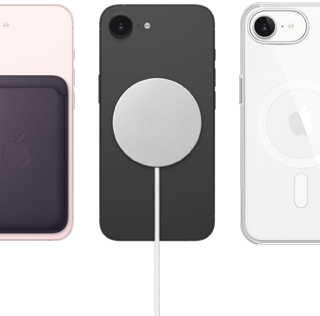 iPhone 17e, arkadan dış g&ouml;r&uuml;n&uuml;m, a&ccedil;ık pembe renk, MagSafe &ouml;zellikli Mikro Dokuma C&uuml;zdan takılı, iPhone 17e, arkadan dış g&ouml;r&uuml;n&uuml;m, siyah renk, MagSafe Şarj Aygıtı takılı, iPhone 17e, arkadan dış g&ouml;r&uuml;n&uuml;m, beyaz renk, MagSafe &ouml;zellikli Şeffaf Kılıf takılı