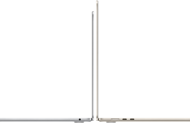 Gümüş ve Yıldız Işığı renklerinde, açık durumda sırt sırta duran 13 inç ve 15 inç MacBook Air modellerinin yandan görünümü