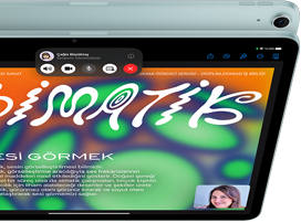 12MP Center Stage kameraya sahip iPad Air&rsquo;in ekranında bir kullanıcının FaceTime kullandığı g&ouml;steriliyor, arka y&uuml;zeyi ve kamerası g&ouml;r&uuml;len başka bir iPad Air modelinin &ouml;n&uuml;nde olduğu g&ouml;r&uuml;l&uuml;yor