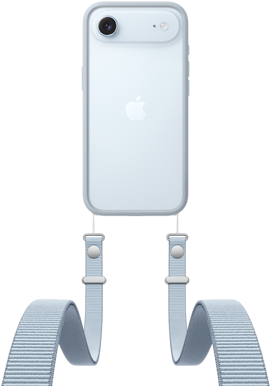 Açık Gri Bumper Kılıf ve Çapraz Askı takılı Gök Mavisi iPhone Air’in arkadan dış görünümü, üst kısma yakın Fusion kamera sistemi, ortalanmış Apple logosu