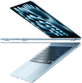 A&ccedil;ık duran iki adet G&ouml;k Mavisi rengi MacBook Air, laptopun ince profiline vurgu yapmak i&ccedil;in ok şekli oluşturacak şekilde duruyor