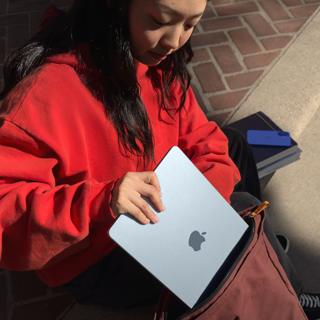 Bir &ouml;ğrenci 15 in&ccedil; MacBook Air&rsquo;i sırt &ccedil;antasına yerleştiriyor