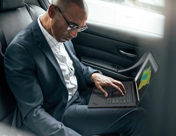 Bir erkek kucağında kullanımda olan Lenovo ThinkPad P1 Gen 3 mobil iş istasyonu.